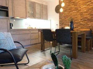 eine Küche mit einem Tisch und Stühlen im Zimmer in der Unterkunft Ferienwohnung 1 18 Inselstrand in Ahlbeck