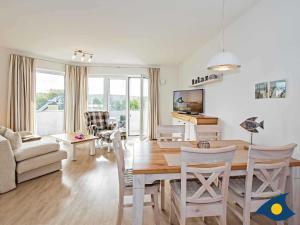 sala de estar con mesa de madera y comedor en Villa Hügel B 02 "Zaczernie", en Ahlbeck