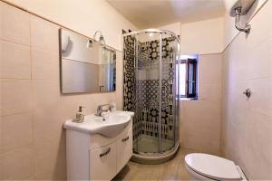uma casa de banho com um chuveiro, um lavatório e um WC. em Casa del Sole em Nápoles