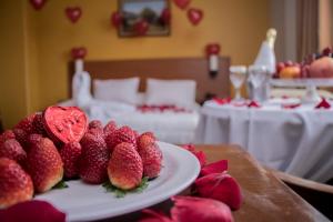un plato de fresas sentado en una mesa en Hotel La Paz, en La Paz