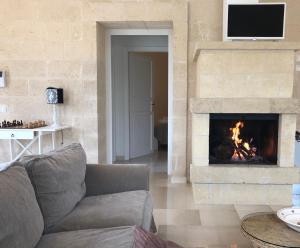 Una sala de estar con un sofá y una chimenea. en Ulivo, en Monopoli