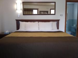 Ein Bett oder Betten in einem Zimmer der Unterkunft Green Valley Motel Williamstown