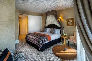 a hotel room with a bed and a table at The First One Madrid Preciados in Madrid