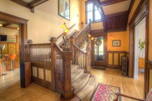 una escalera de caracol en una casa con suelo de madera en Lauerman House Inn Bed & Breakfast, en Marinette