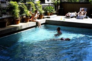 Bazén v ubytovaní Fariyas Hotel Mumbai , Colaba alebo v jeho blízkosti