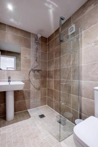 een badkamer met een douche en een wastafel bij Maple – Three Tuns Apartments in Pettistree