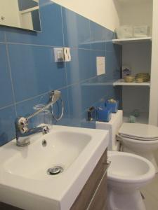een badkamer met een wastafel en een toilet bij Polpo e Polpessa Casa Vacanze in Lipari