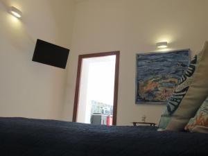 een slaapkamer met een bed en een raam bij Polpo e Polpessa Casa Vacanze in Lipari