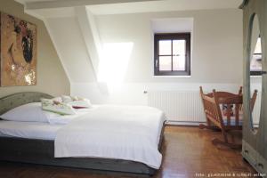 1 dormitorio con 2 camas y ventana en Ferienwohnung "Oha", en Bad Berka