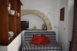 Zimmer mit einem schwarz-weißen Sofa und roten Kissen in der Unterkunft Latte&Miele in Ragusa