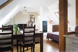 ein Esszimmer und ein Wohnzimmer mit einem Tisch und Stühlen in der Unterkunft Ferienwohnung "Oha" in Bad Berka