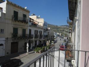 een balkon met uitzicht op een straat met gebouwen bij Polpo e Polpessa Casa Vacanze in Lipari