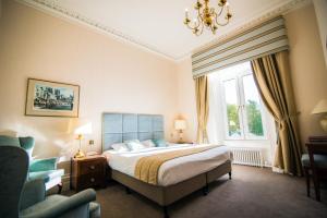 達爾文的住宿－阿斯特利河畔酒店，卧室配有床、椅子和窗户。