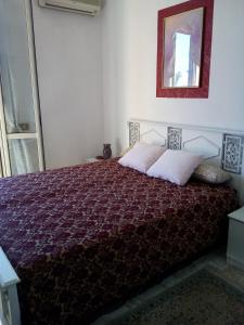 een slaapkamer met een bed met een rood dekbed bij CASA DEGLI OLEANDRI in Carlentini
