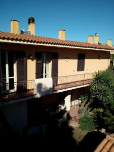 een oud huis met een balkon en een huis bij CASA DEGLI OLEANDRI in Carlentini