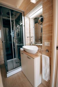 La salle de bains est pourvue d'un lavabo et d'une douche. dans l'établissement Affitta camere La Fenice di Folli Lorella, à Puegnago