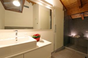 uma casa de banho com um lavatório e um chuveiro em Residence Matilde em Oliveto Lario
