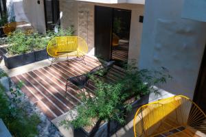 Um jardim no exterior de Hotel Nya