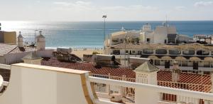 Uma vista do mar tirada do apartamento