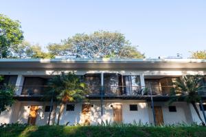 una casa blanca con palmeras delante en Hotel Nya, en Montezuma