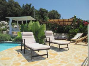 Bazén v ubytovaní Relax tiny villas 40 meters of the beach alebo v jeho blízkosti