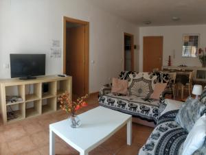 Televízia a/alebo spoločenská miestnosť v ubytovaní Apartamento Pescadors