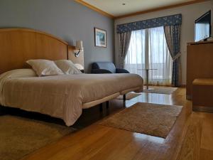 Un pat sau paturi într-o cameră la Hotel Samar