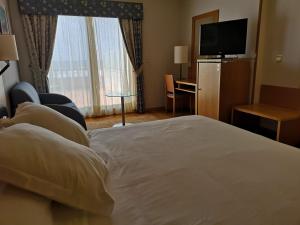 Televízia a/alebo spoločenská miestnosť v ubytovaní Hotel Samar