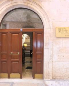 an entrance to a building with a wooden door at Palazzo Antica Via Appia in Bitonto