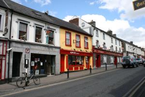 una calle con edificios y una bicicleta estacionada en la acera en Billycan Guest Rooms, en Kilkenny