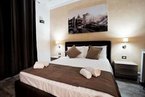 Noemi's rooms Guest House في روما: غرفة نوم بسرير كبير مع وسادتين