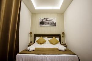 A bed or beds in a room at Noemi's rooms Guest House