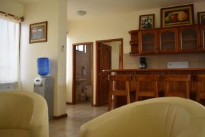 a living room with a kitchen and a counter top at Apartments Center GSV in Puerto Villamil