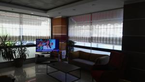 TV at/o entertainment center sa Eriza Boutique Hotel