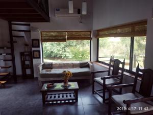 a living room with a couch and a table at Las Golondrinas in Tandil
