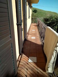 een veranda met een deur naar een balkon bij CASA DEGLI OLEANDRI in Carlentini
