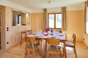 una sala da pranzo con tavolo e sedie in legno di Wieshütten - fewo-badhindelang a Bad Hindelang
