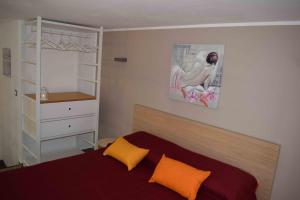 a bedroom with a bed and a painting on the wall at Casa Vacanza Mar' illù in Castellammare del Golfo