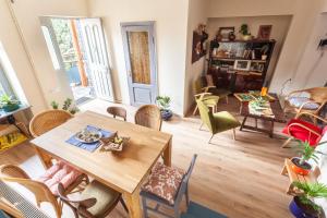 - un salon avec une table et des chaises en bois dans l'établissement Vagabond B&B, à Tbilissi