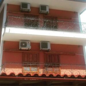 een gebouw met 2 airconditioners op een balkon bij Sunrise House in Parga