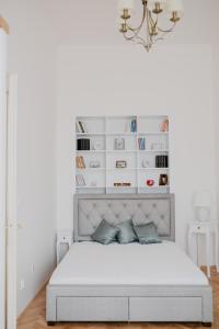 um quarto com uma cama com uma cabeceira branca em CASSOVIA accommodation em Košice