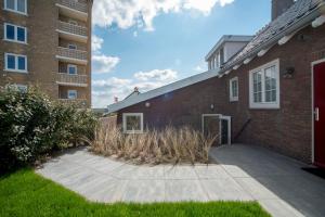 een bakstenen gebouw met een stoep naast een gebouw bij New Point in Zandvoort