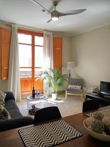 a living room with a couch and a table at Apartamento céntrico Torres de Quart. in Valencia