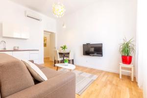 una sala de estar con un sofá y una mesa en I love Split Apartments, en Split