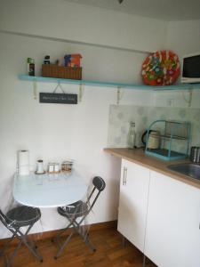 Een keuken of kitchenette bij Grand studio avec piscine