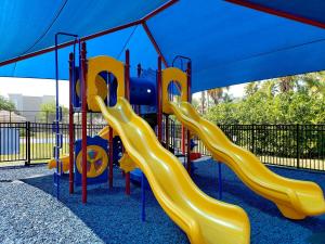 Ein Kinderspielbereich in der Unterkunft Orlando Resort Rentals at Universal Boulevard