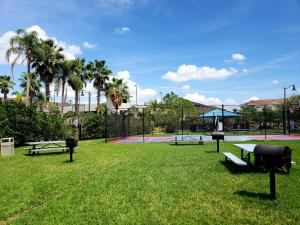 Ein Garten an der Unterkunft Orlando Resort Rentals at Universal Boulevard