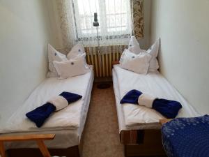 En eller flere senge i et værelse på Székely Szállás