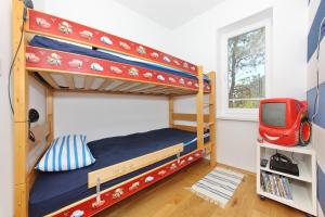 sypialnia z 2 łóżkami piętrowymi i telewizorem w obiekcie Apartments Vila Moli w Bibinje +37 zdjęć