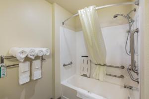 Vannituba majutusasutuses Cobblestone Hotel & Suites - Stevens Point